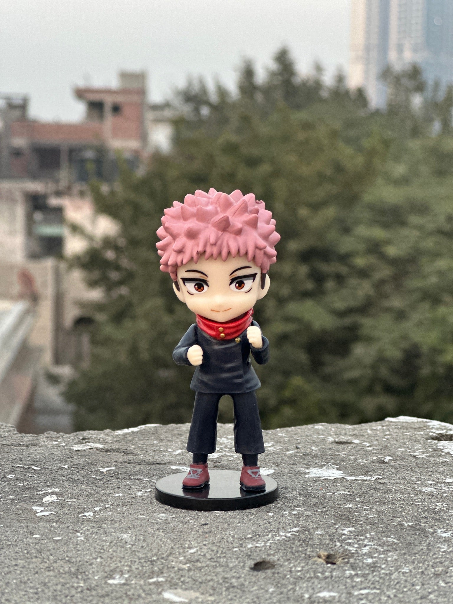 Chibi Sorcerer (Yuji)Mini Figurine – Anime Collectible Desk & Dashboard Decor | Otaku Gift