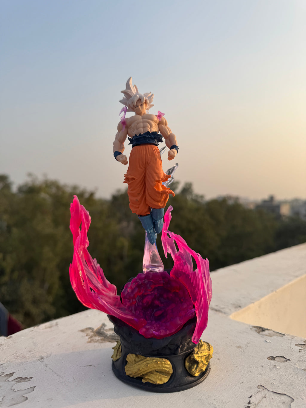 Ultra Instinct Goku Light-Up Figure – 23cmDragon Ball Super Collectible (Premium LED Base)