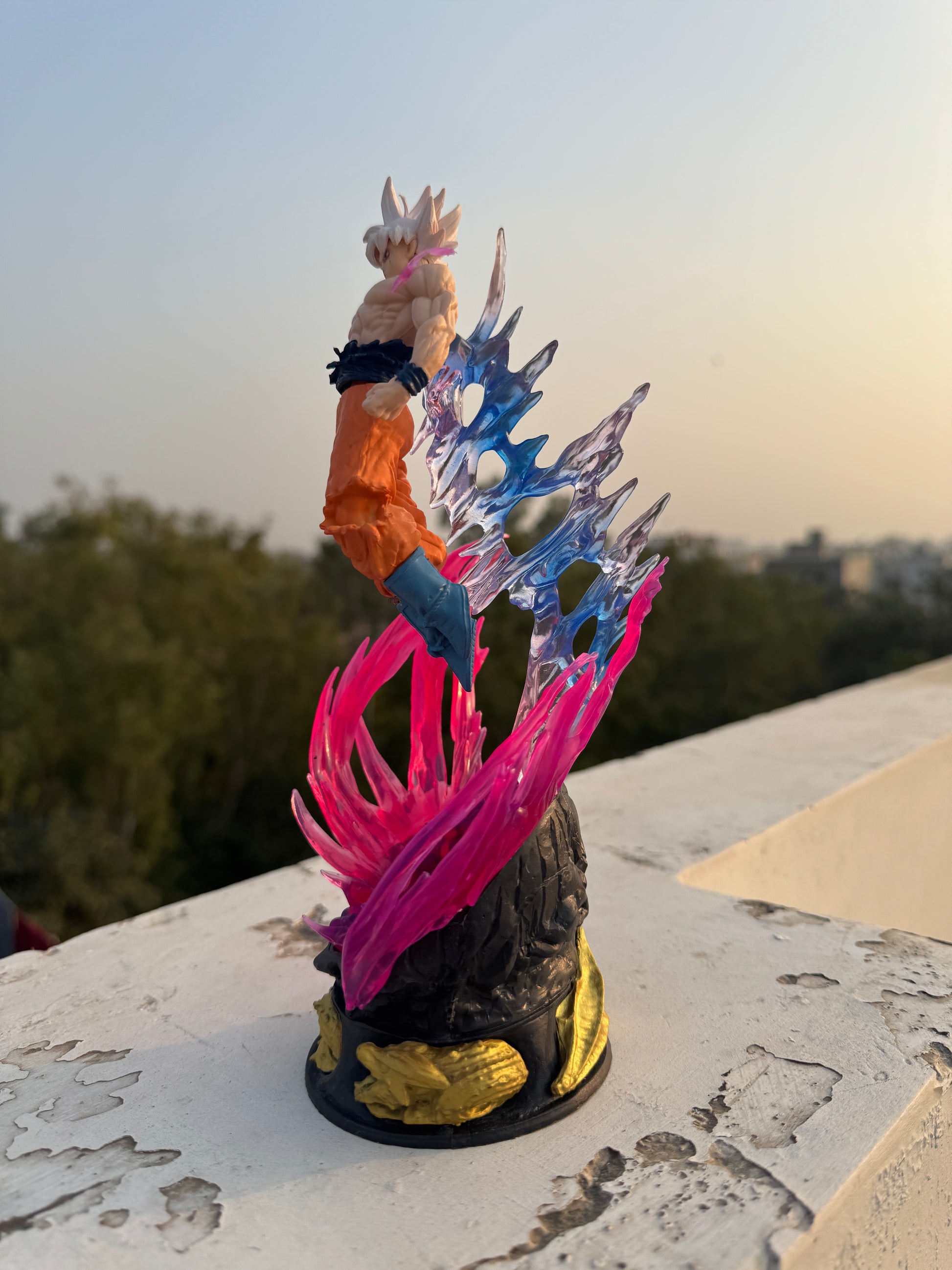 Ultra Instinct Goku Light-Up Figure – 23cmDragon Ball Super Collectible (Premium LED Base)